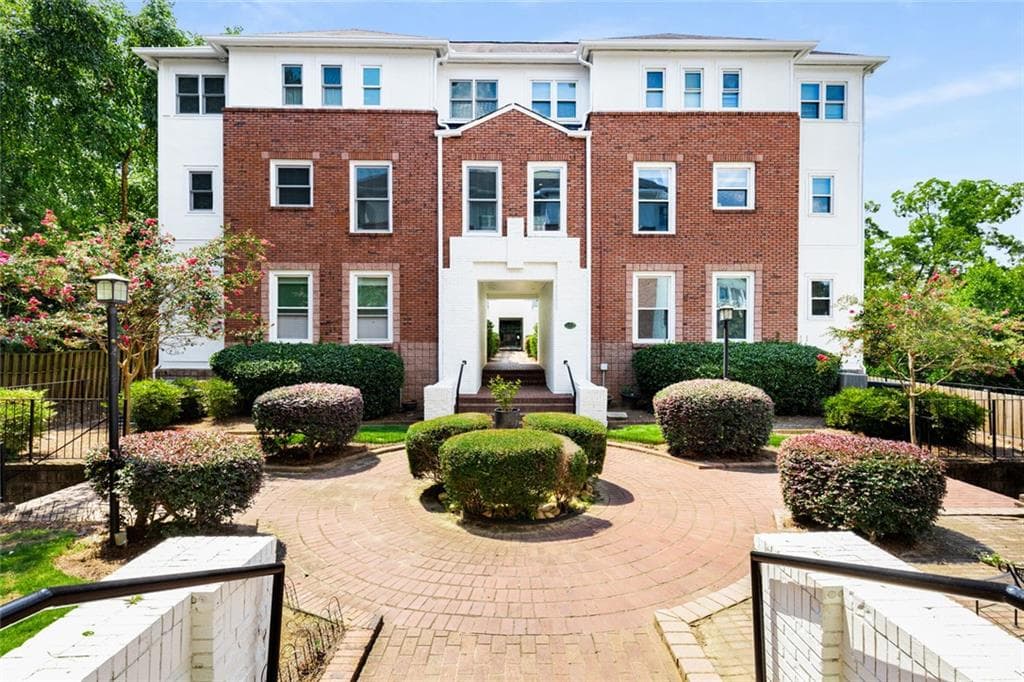 1 bedroom, 2 bathroom, 915 sq ft condominium sold at 1170 N Highland Avenue B4, Atlanta, GA 30306