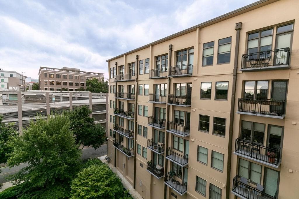2 bedroom, 2 bathroom, 1,052 sq ft condominium sold at 201 W Ponce De Leon Avenue 618, Decatur, GA 30030