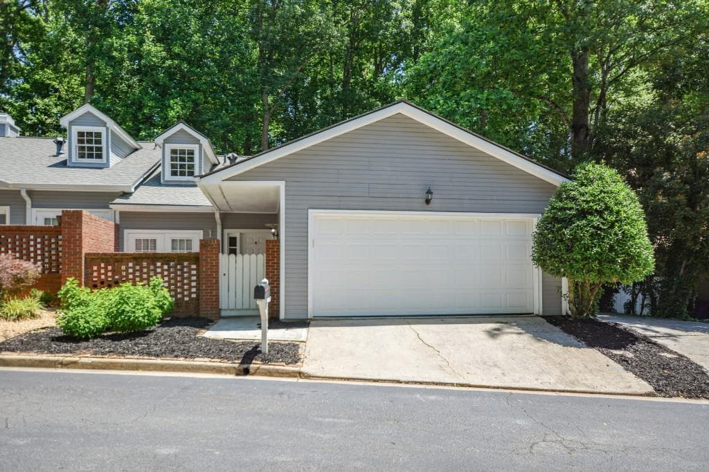 2 bedroom, 3 bathroom, 1,382 sq ft townhouse sold at 2992 Crosswycke Forest Drive, Brookhaven, GA 30319