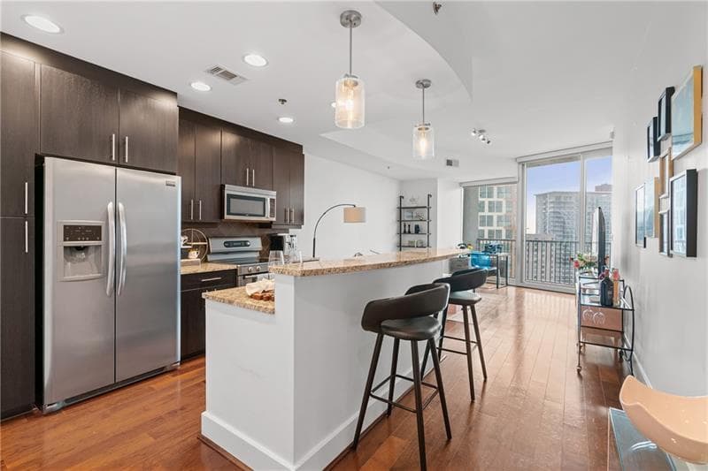 1 bedroom, 1 bathroom, 818 sq ft condominium sold at 1080 Peachtree Street 2006, Atlanta, GA 30309