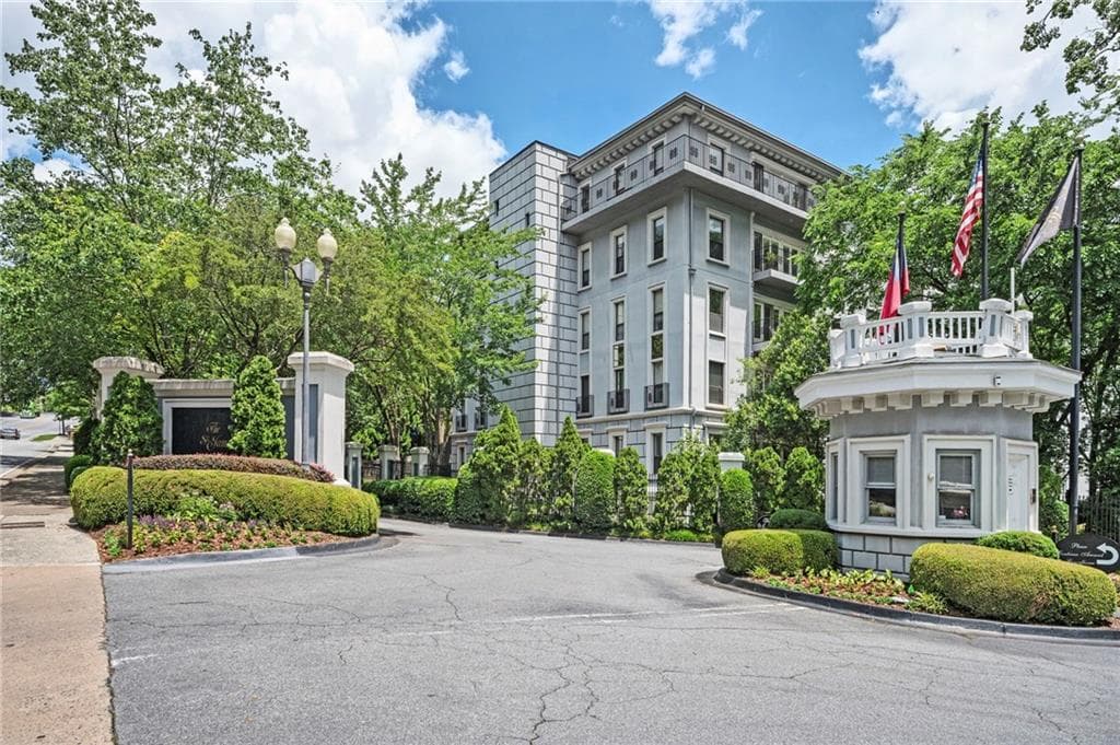 2 bedroom, 2 bathroom condominium for rent at 3203 Lenox Road 28, Atlanta, GA 30324 for $2,300 a month — photo 2