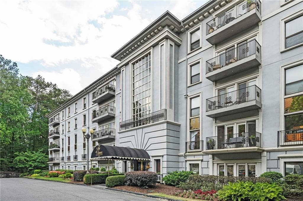 2 bedroom, 2 bathroom condominium for rent at 3203 Lenox Road 28, Atlanta, GA 30324 for $2,300 a month — photo 3