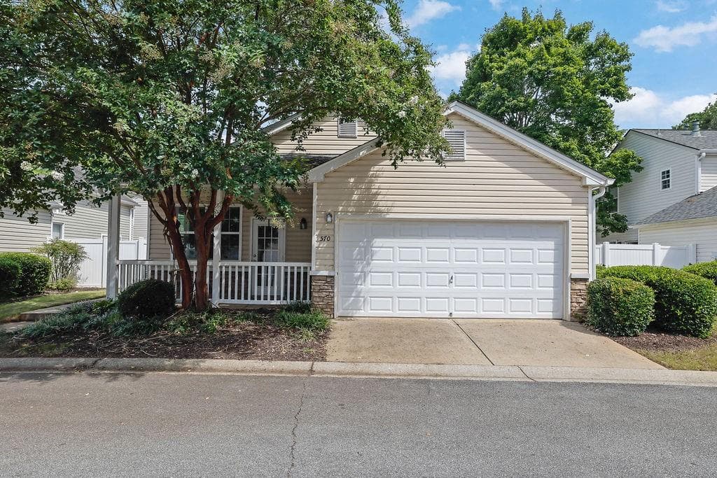 2 bedroom, 2 bathroom, 1,008 sq ft single family residence sold at 570 W Oaks Drive, Woodstock, GA 30188
