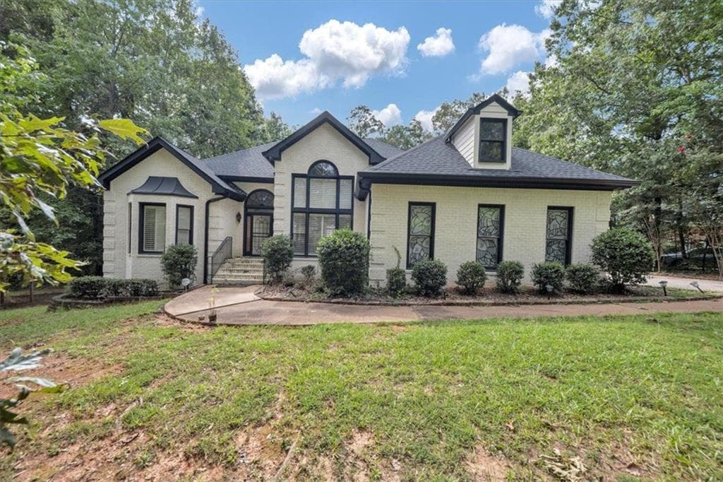 3 bedroom, 3 bathroom, 2,215 sq ft single family residence sold at 805 LYNN Circle, Atlanta, GA 30311