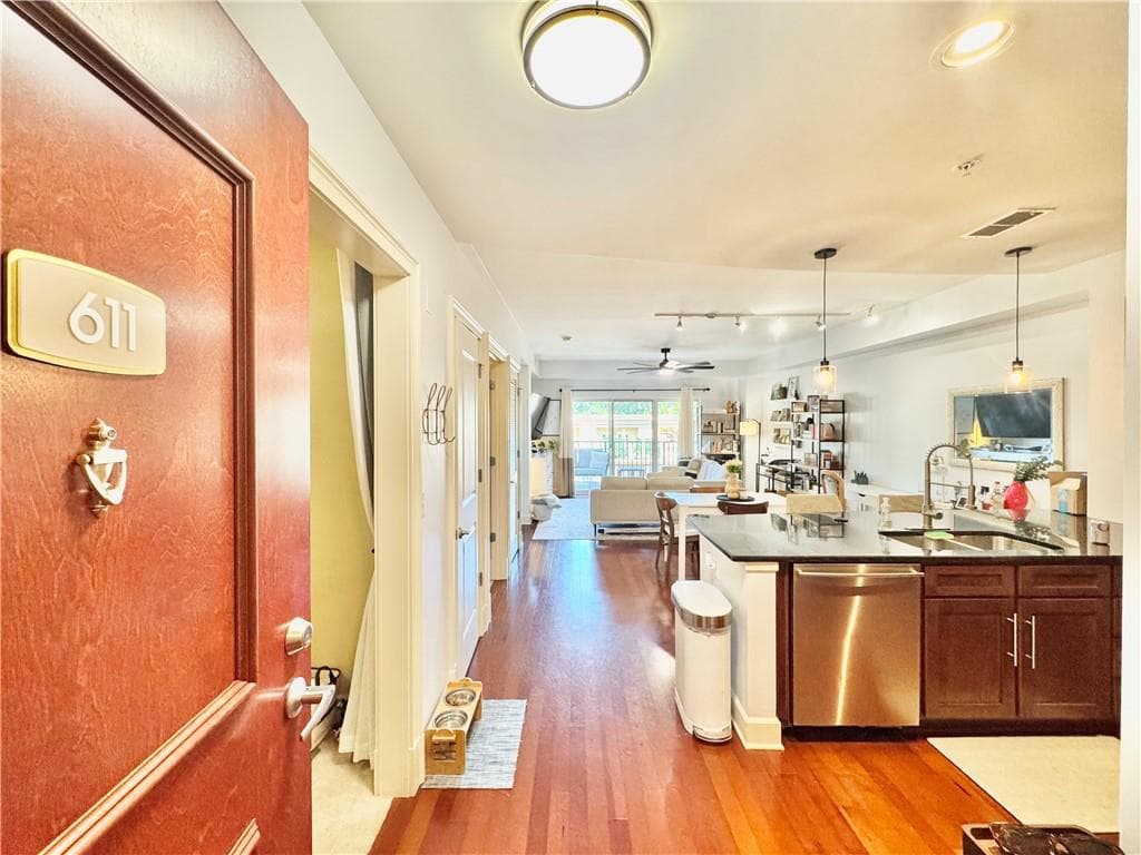 1 bedroom, 1 bathroom, 950 sq ft condominium sold at 200 River Vista Drive 611, Atlanta, GA 30339