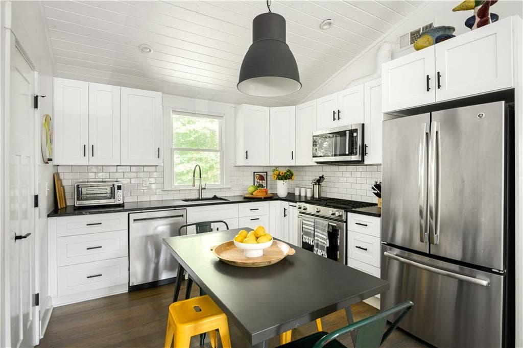 2 bedroom, 1 bathroom, 800 sq ft townhouse for rent at 347 Sinclair Avenue, Atlanta, GA 30307 for $4,600 a month — photo 3