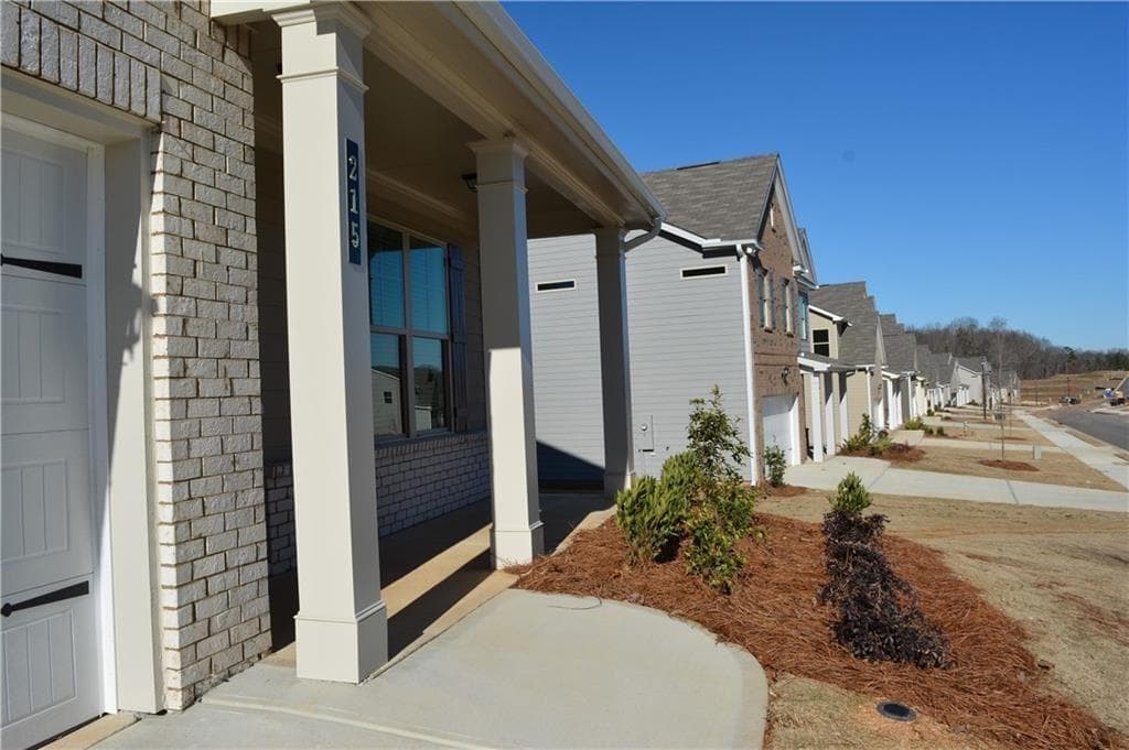 5 bedroom, 3 bathroom, 2,562 sq ft single family residence under contract at 215 Hellen Valey Drive, Braselton, GA 30517 — photo 4