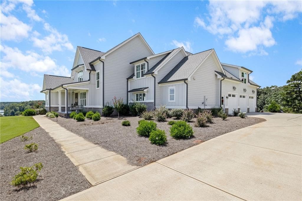 5 bedroom, 6 bathroom, 3,712 sq ft single family residence for sale at 815 N Hampton Way, Monroe, GA 30656 — photo 3