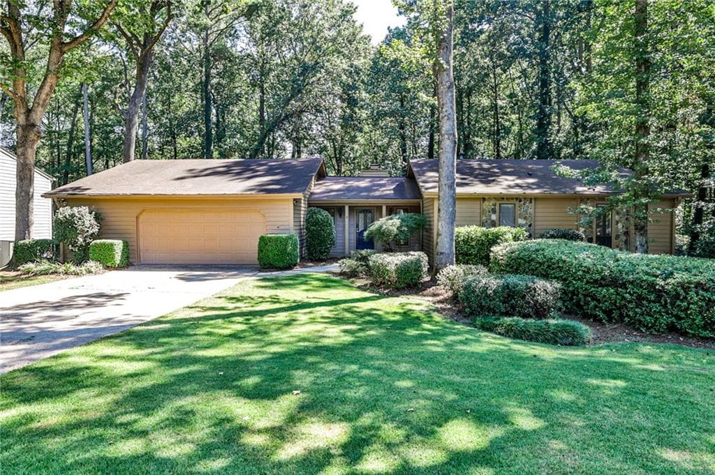 3 bedroom, 2 bathroom, 2,881 sq ft single family residence sold at 2528 Chimney Springs Drive, Marietta, GA 30062