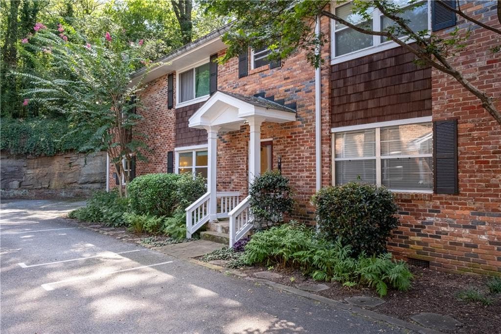 2 bedroom, 1 bathroom, 816 sq ft condominium sold at 819 DURANT Place 6, Atlanta, GA 30308