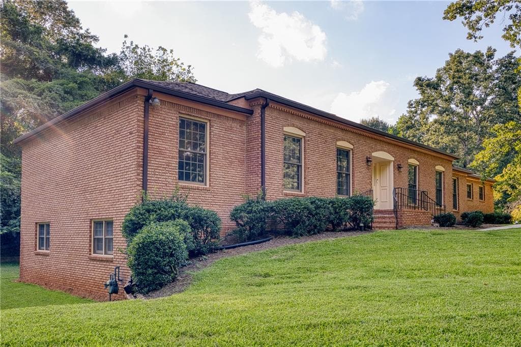 4 bedroom, 4 bathroom, 5,781 sq ft single family residence sold at 3088 Valleydale Drive, Atlanta, GA 30311