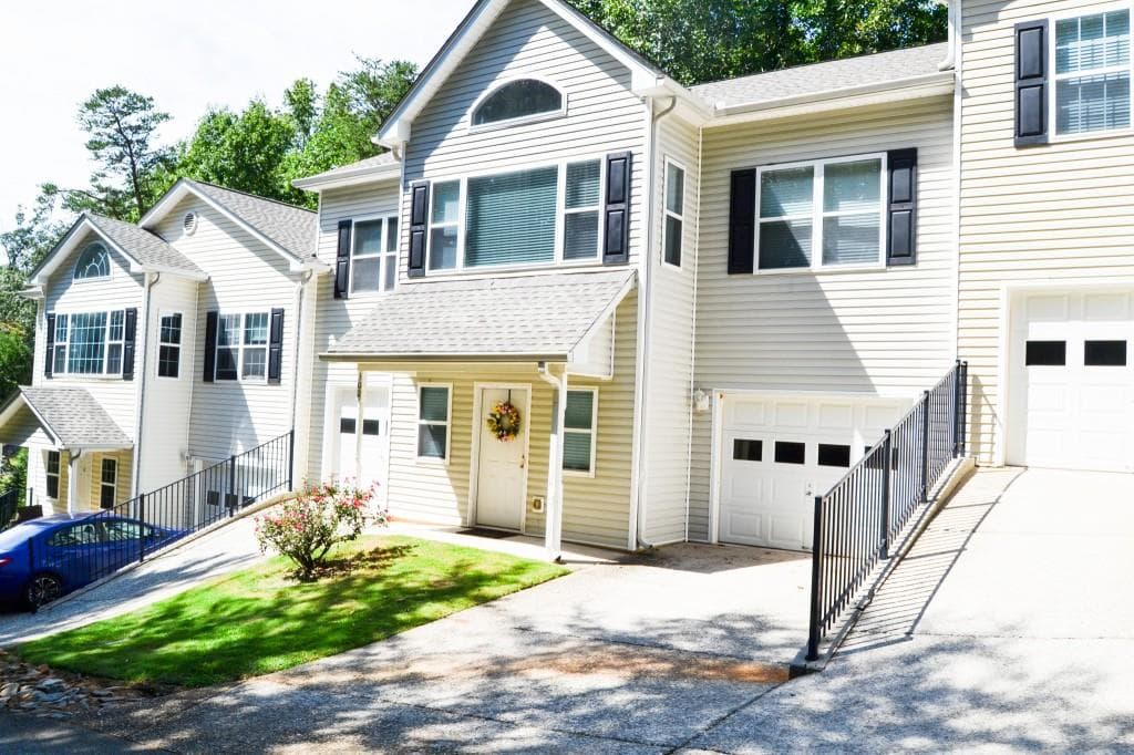 302 Pointe Circle