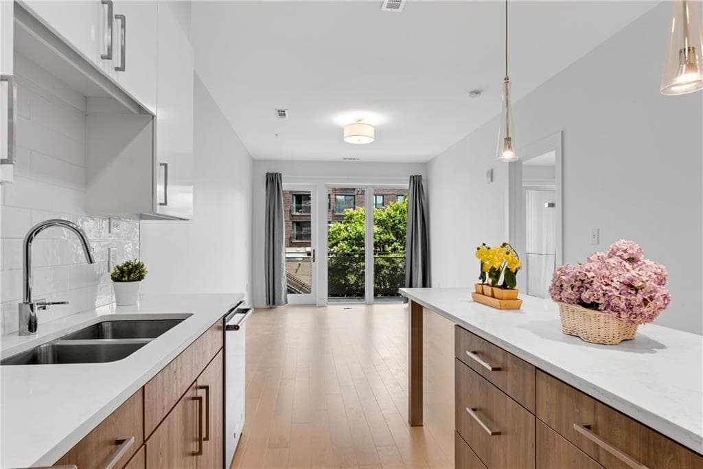 1 bedroom, 1 bathroom, 690 sq ft condominium for sale at 775 Juniper Street 303, Atlanta, GA 30308 — photo 9