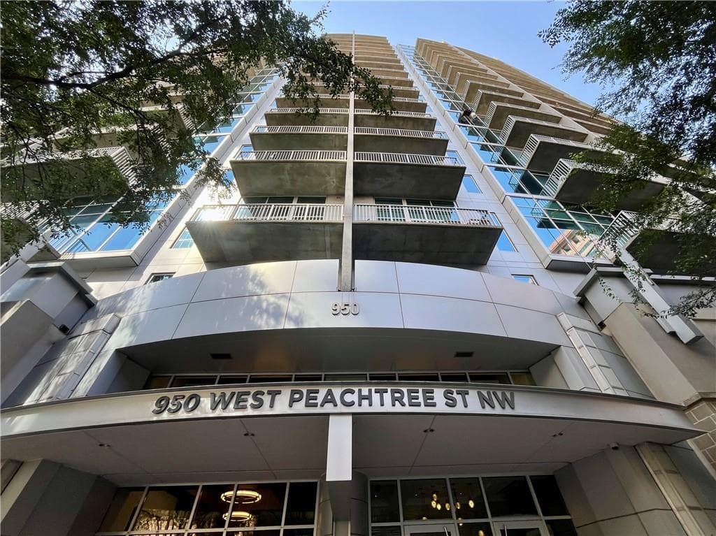2 bedroom, 2 bathroom, 1,091 sq ft condominium sold at 950 W Peachtree Street 904, Atlanta, GA 30309