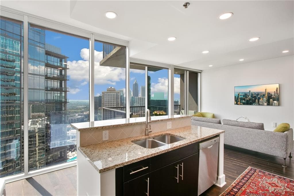 1 bedroom, 1 bathroom, 872 sq ft condominium sold at 1080 Peachtree Street 2907, Atlanta, GA 30309