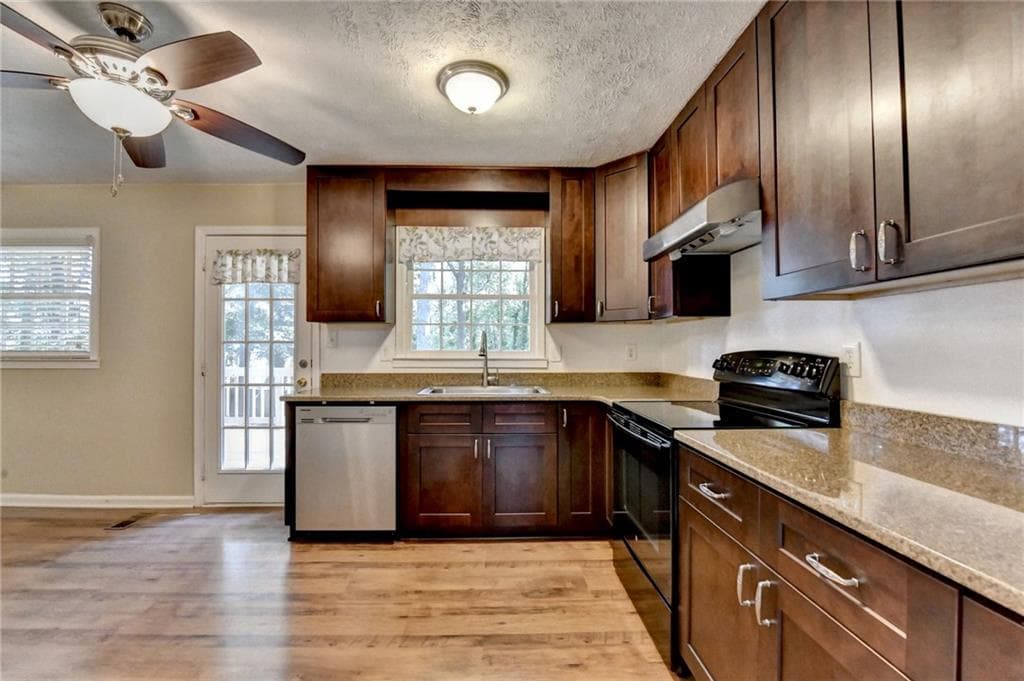 4 bedroom, 3 bathroom, 2,141 sq ft single family residence for sale at 2414 Robin Hood Place, Marietta, GA 30068 — photo 8