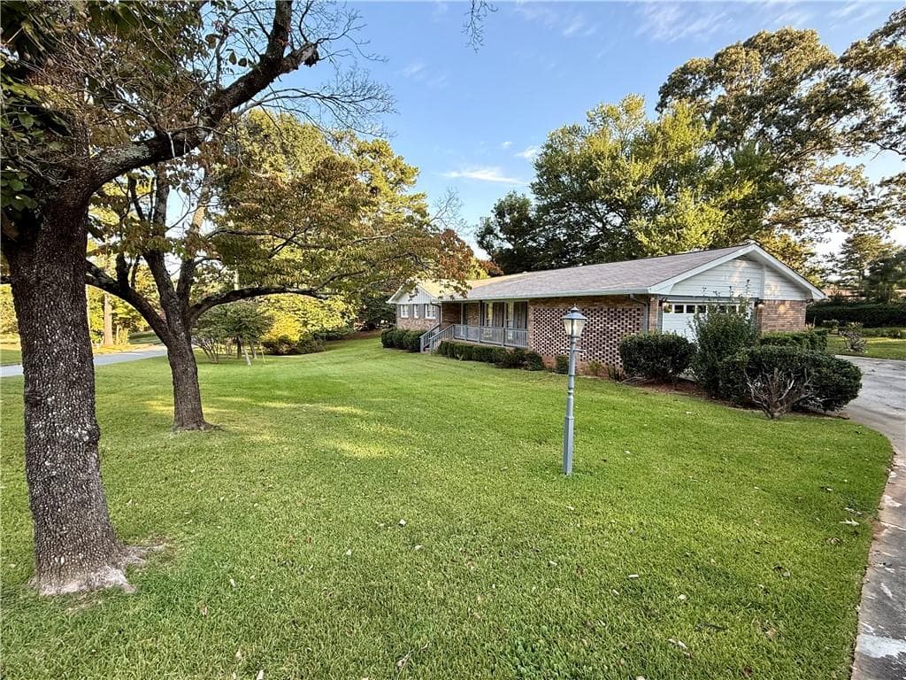 3 bedroom, 2 bathroom, 1,691 sq ft single family residence for sale at 1010 Wesley Park Drive, Marietta, GA 30064 — photo 3