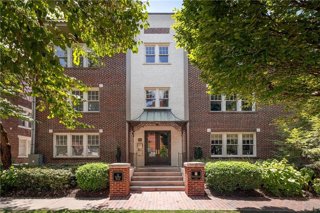1 bedroom, 1 bathroom, 990 sq ft condominium sold at 22 Collier Road 8, Atlanta, GA 30309