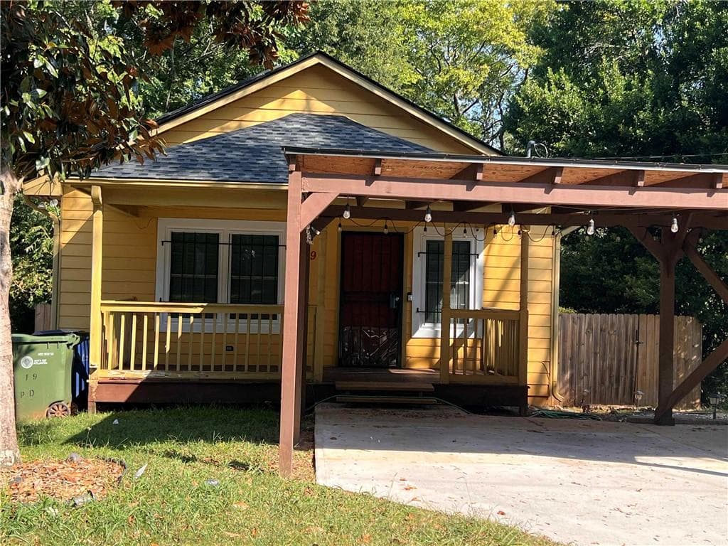 3 bedroom, 2 bathroom, 1,083 sq ft single family residence under contract at 19 Moury Avenue, Atlanta, GA 30315