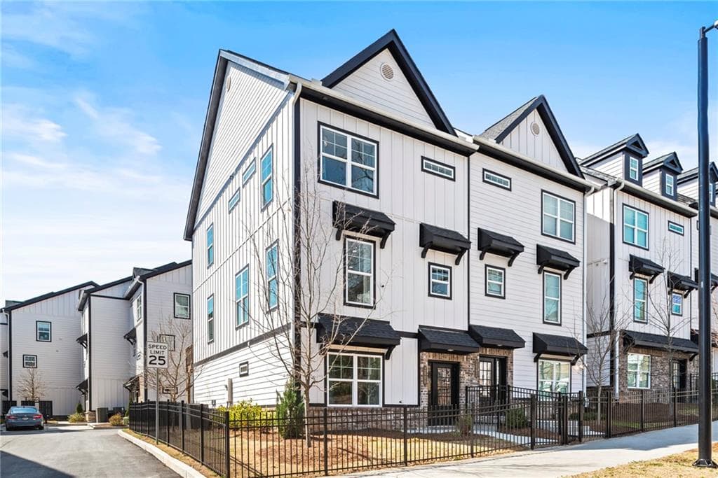 3 bedroom, 4 bathroom, 1,990 sq ft townhouse sold at 1973 Hollywood Road 15, Atlanta, GA 30318