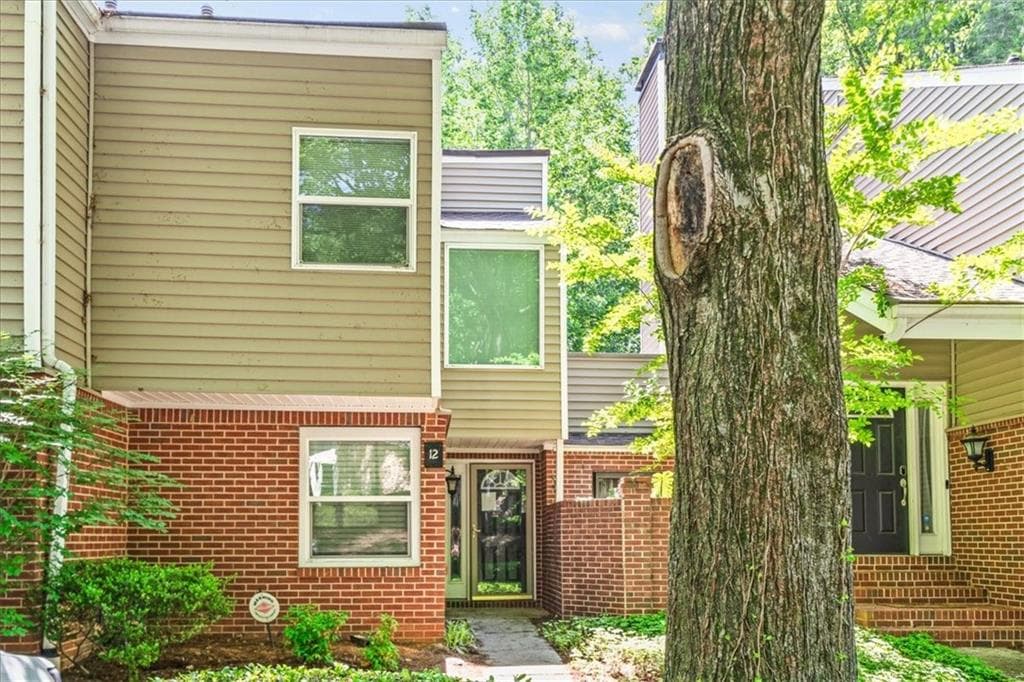 3 bedroom, 2 bathroom, 2,000 sq ft condominium sold at 12 Dunwoody Springs Drive, Atlanta, GA 30328