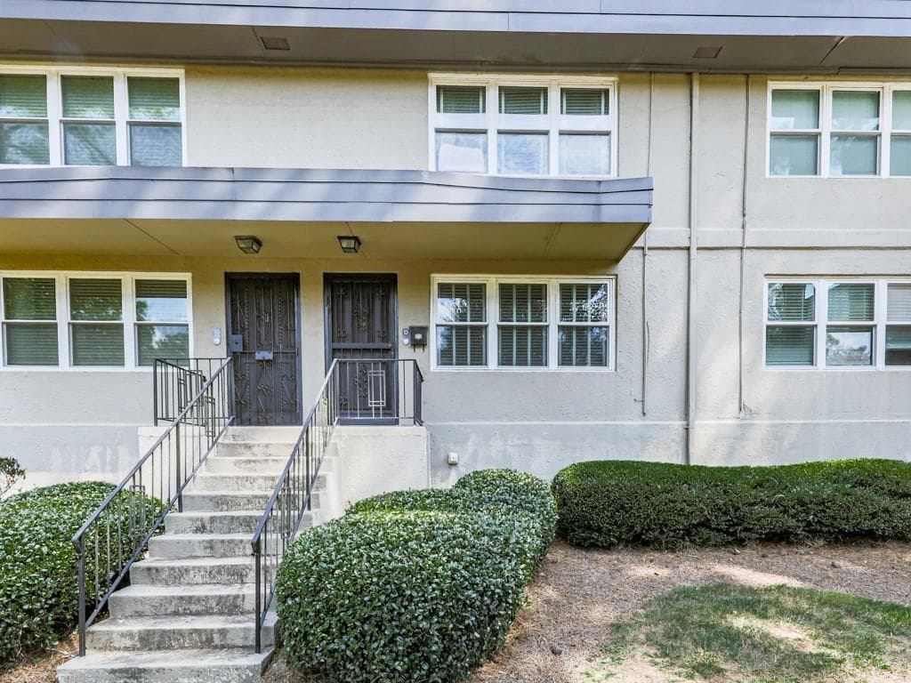 284 Lakemoore Drive D, Atlanta, GA 30342 — most recent listing photo