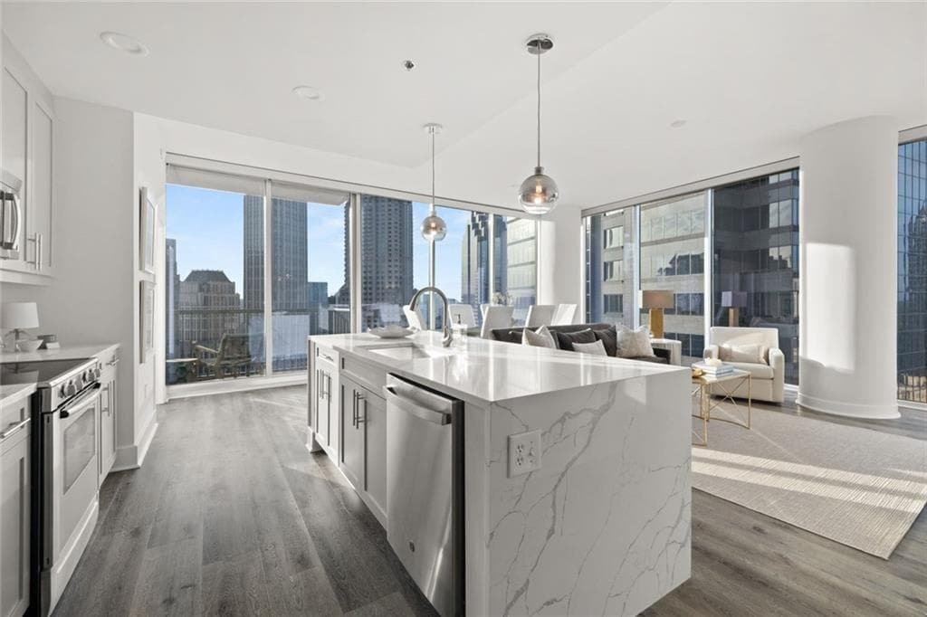 2 bedroom, 2 bathroom, 1,386 sq ft condominium sold at 1080 Peachtree Street 1902, Atlanta, GA 30309
