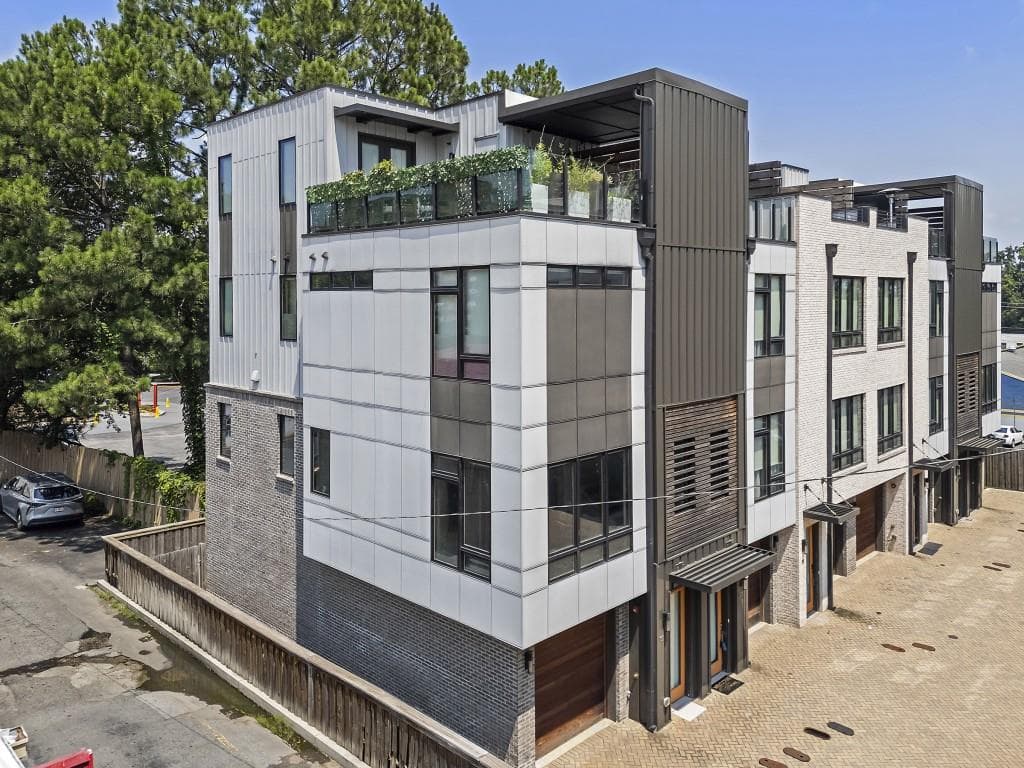 3 bedroom, 4 bathroom, 1,915 sq ft townhouse sold at 131 City View Court, Atlanta, GA 30308