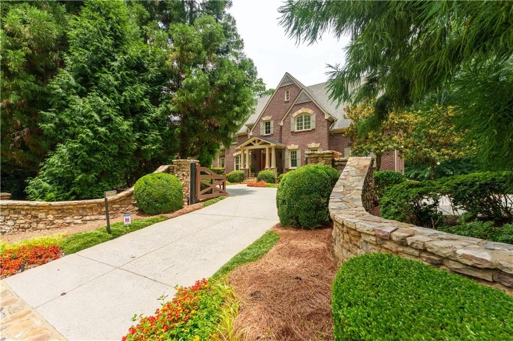 6 bedroom, 8 bathroom, 7,220 sq ft single family residence sold at 5001 Powers Ferry Road, Atlanta, GA 30327