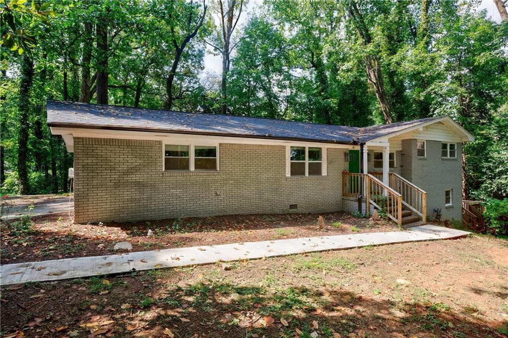 4 bedroom, 2 bathroom, 2,214 sq ft single family residence for sale at 4305 Christine Court, Decatur, GA 30035 — photo 2