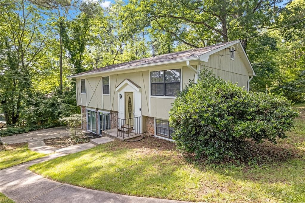4 bedroom, 3 bathroom, 2,047 sq ft single family residence under contract at 4690 Big Valley Court, Stone Mountain, GA 30083 — photo 2