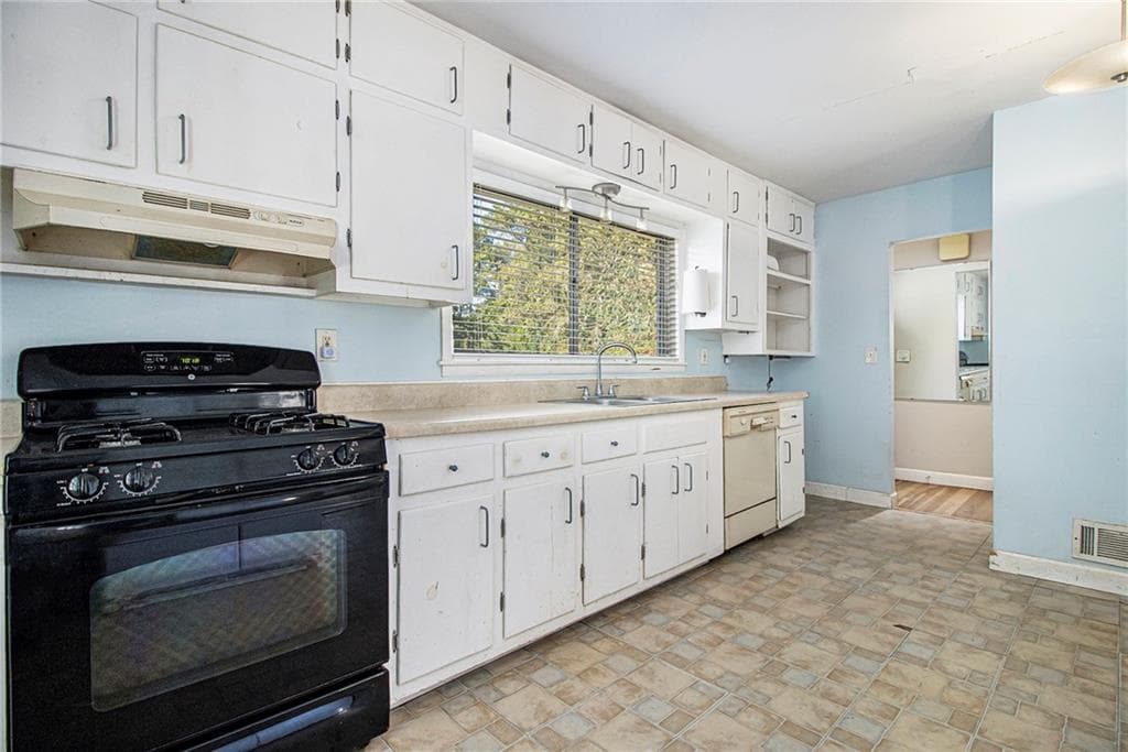 4 bedroom, 2 bathroom, 1,325 sq ft single family residence for sale at 1961 Kenwood Road, Smyrna, GA 30082 — photo 9