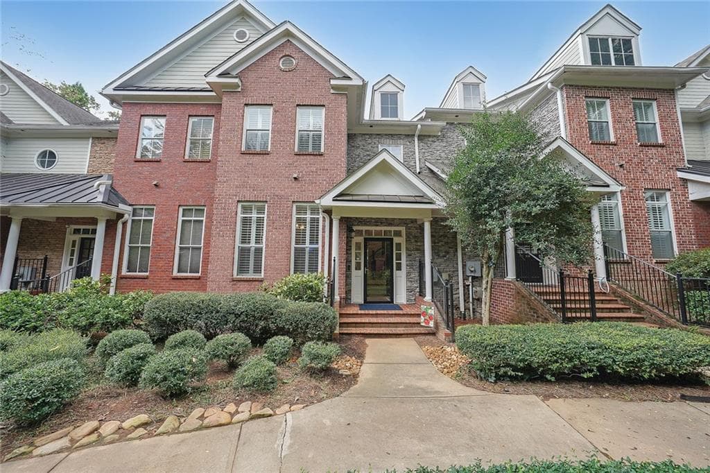3 bedroom, 4 bathroom, 2,042 sq ft townhouse sold at 5434 Glenridge View, Atlanta, GA 30342
