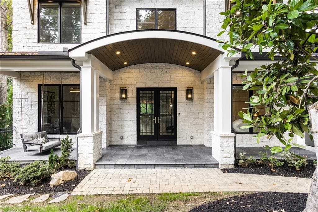 5 bedroom, 7 bathroom, 6,500 sq ft single family residence under contract at 306 Pinecrest Road, Atlanta, GA 30342 — photo 3