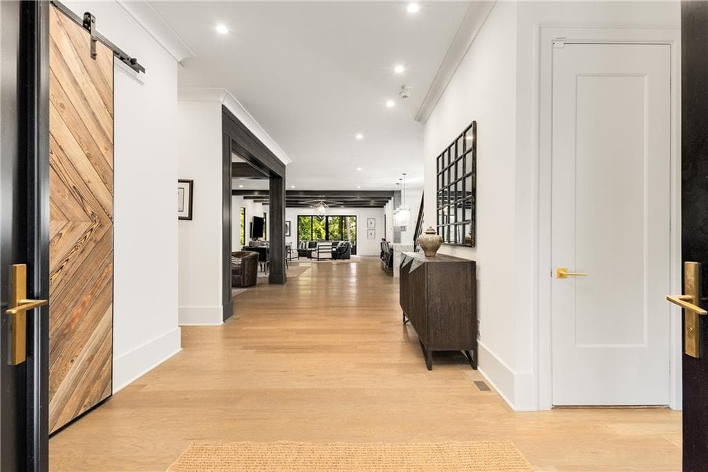 5 bedroom, 7 bathroom, 6,500 sq ft single family residence under contract at 306 Pinecrest Road, Atlanta, GA 30342 — photo 4