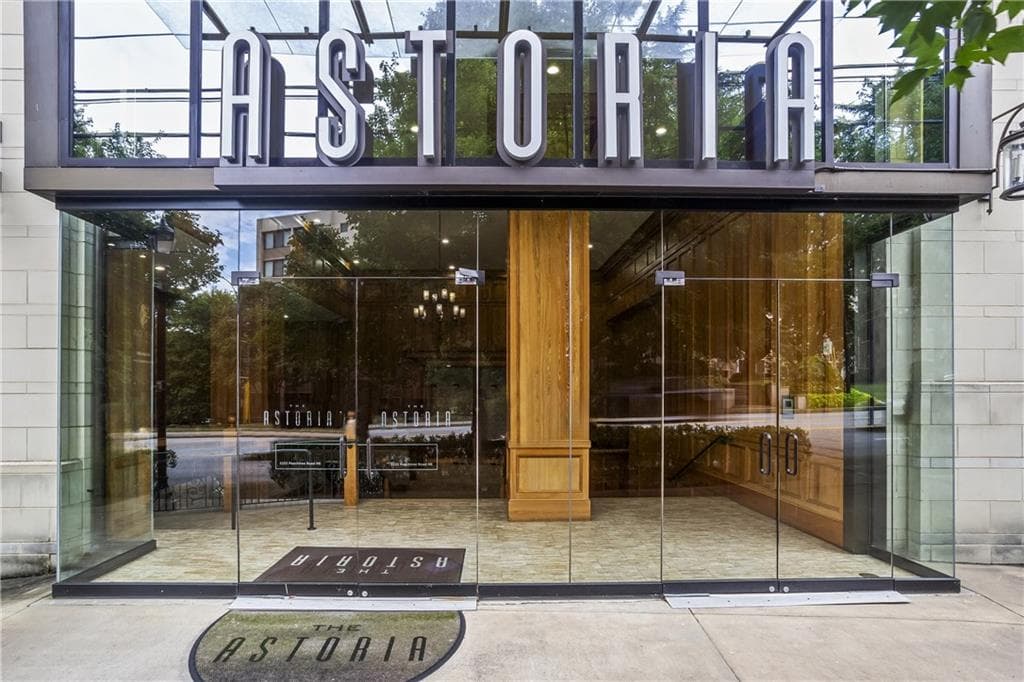 2 bedroom, 3 bathroom, 1,794 sq ft condominium sold at 2233 Peachtree Road 402, Atlanta, GA 30309