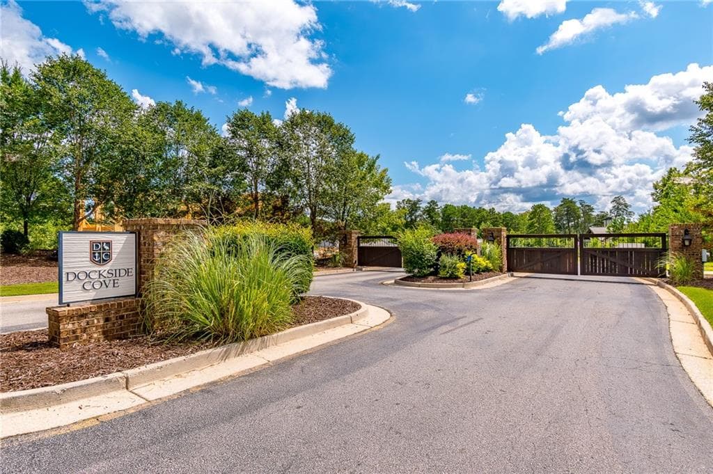 5 bedroom, 5 bathroom, 3,770 sq ft single family residence for sale at 6008 Tradewinds Cove, Gainesville, GA 30506 — photo 4