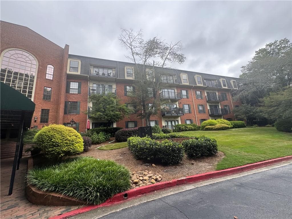 3 bedroom, 3 bathroom, 2,200 sq ft condominium for sale at 28112 Plantation Drive, Atlanta, GA 30324 — photo 2