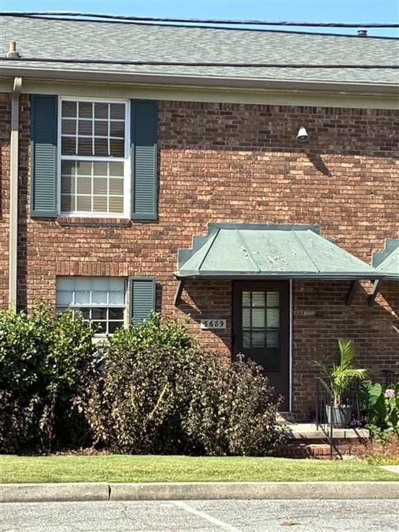5689 KINGSPORT Drive, Atlanta, GA 30342 — most recent listing photo