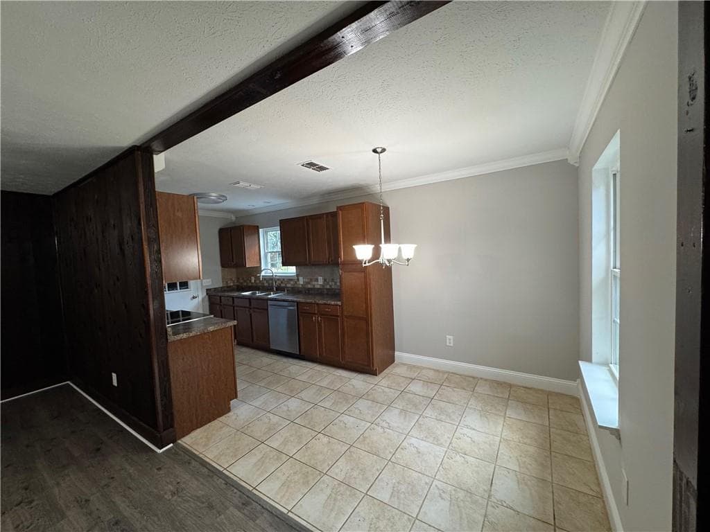 3 bedroom, 2 bathroom single family residence under contract at 1621 Meadowood Drive, Waycross, GA 31503 — photo 4