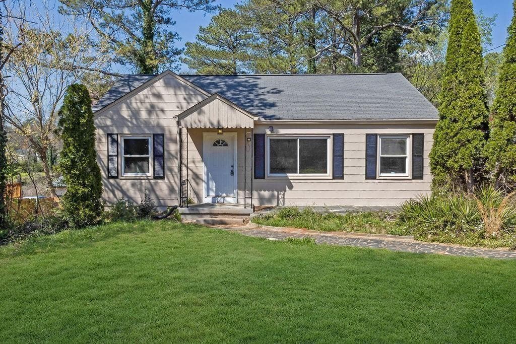 3 bedroom, 2 bathroom, 1,302 sq ft single family residence sold at 1761 Venetian Drive, Atlanta, GA 30311