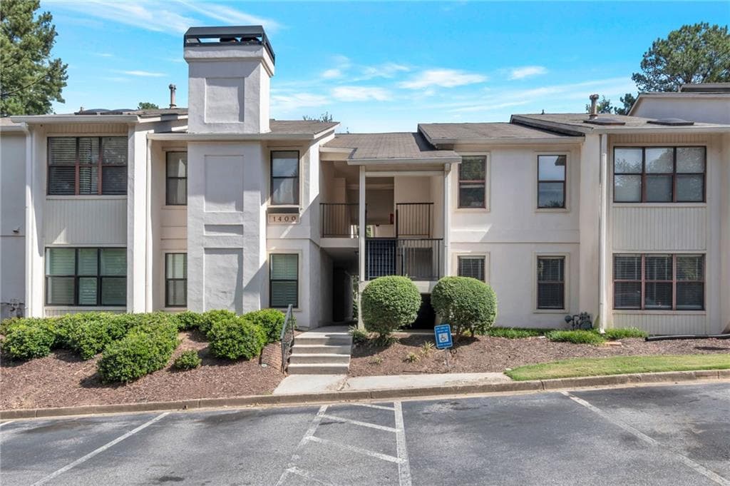 1 bedroom, 1 bathroom, 825 sq ft condominium sold at 1404 Huntingdon chase, Atlanta, GA 30350
