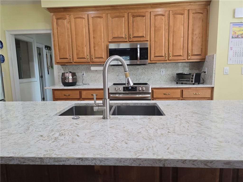 5 bedroom, 6 bathroom, 4,055 sq ft single family residence for sale at 265 Regal Drive, Lawrenceville, GA 30046 — photo 6