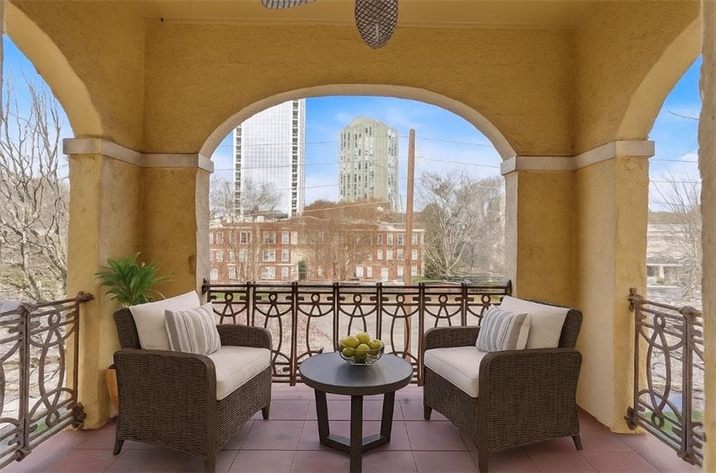 2 bedroom, 2 bathroom, 1,576 sq ft condominium sold at 2855 Peachtree Road 302, Atlanta, GA 30305