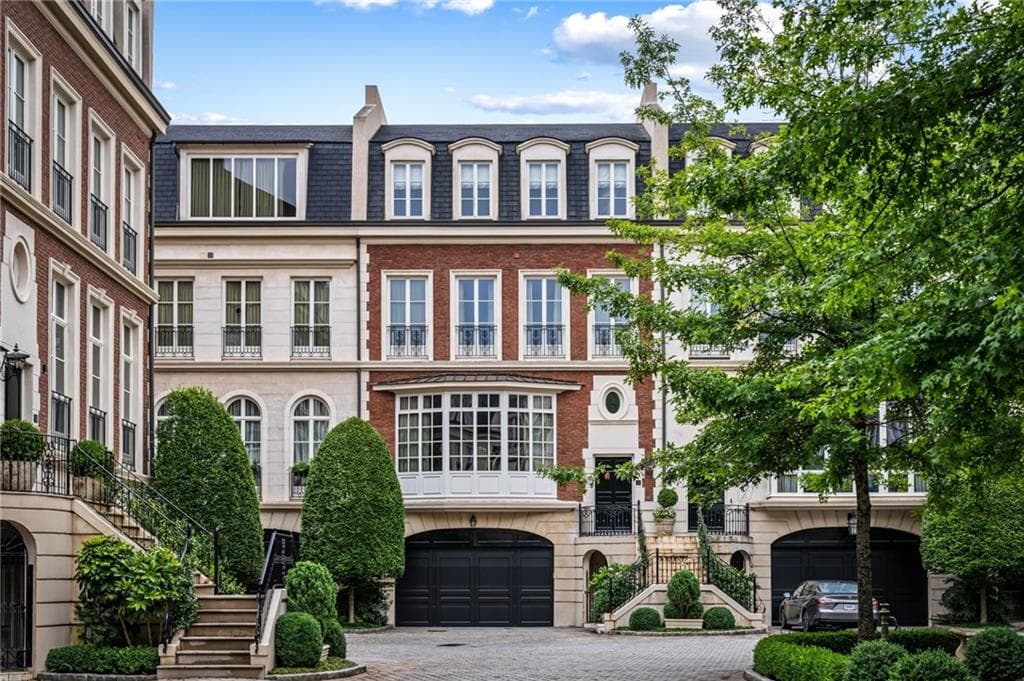 3 bedroom, 5 bathroom townhouse sold at 2288 Peachtree Road 15, Atlanta, GA 30309