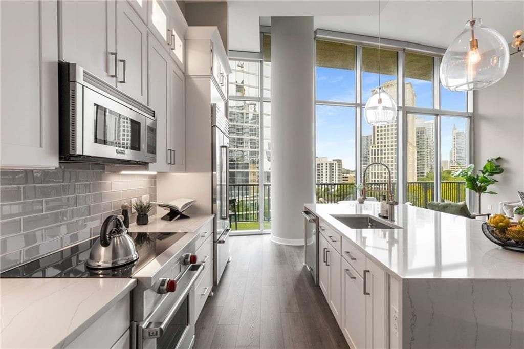 3 bedroom, 3 bathroom, 1,931 sq ft condominium sold at 1080 Peachtree Street 709, Atlanta, GA 30309