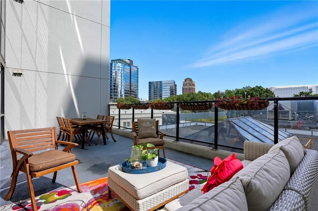 1 bedroom, 1 bathroom, 645 sq ft condominium sold at 1280 W Peachtree Street 811, Atlanta, GA 30309