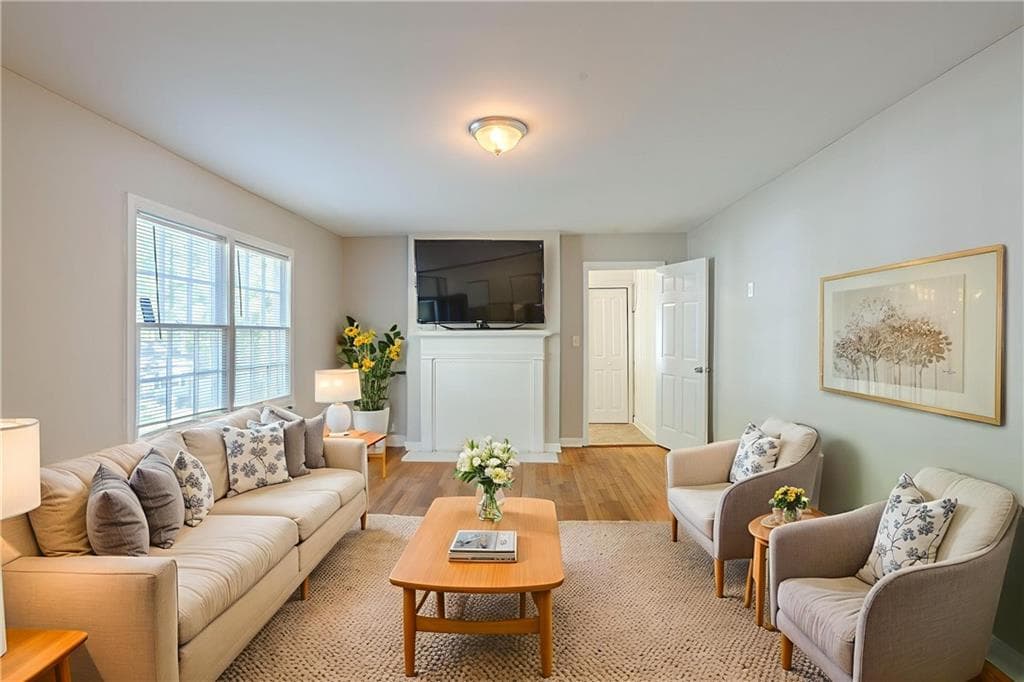 2 bedroom, 1 bathroom, 977 sq ft single family residence under contract at 1328 Lockhaven Circle, Atlanta, GA 30311 — photo 2