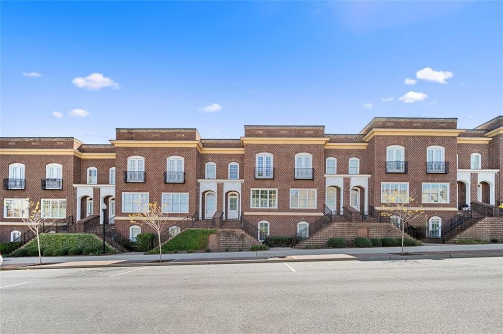 3 bedroom, 4 bathroom, 2,665 sq ft townhouse sold at 5139 PEACHTREE Road, Chamblee, GA 30341