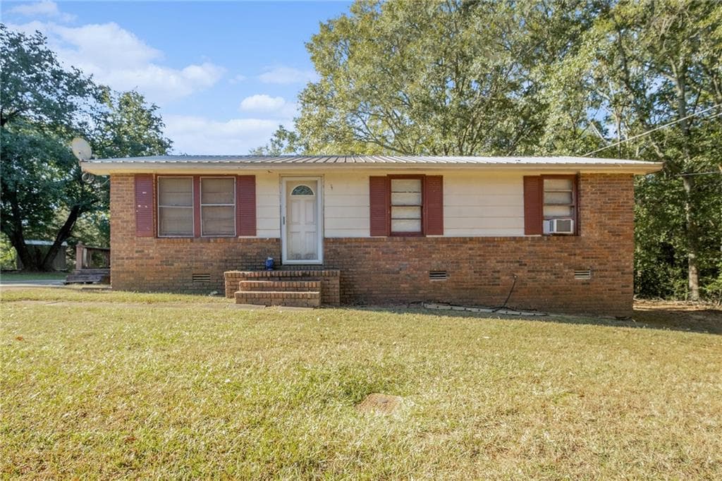 3 bedroom, 1 bathroom, 960 sq ft single family residence sold at 858 Clairmont Avenue, Comer, GA 30629